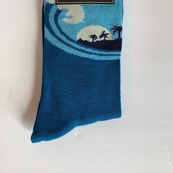 Men’s Beach Waves Novelty Crew Socks - Picture 3 of 3